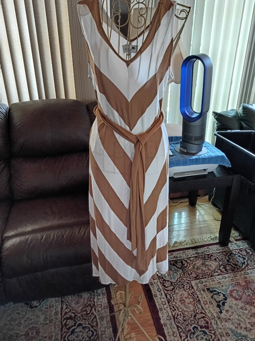 NWOT/Liz Lange brown/white Chevron dress. Handkerchief hem Size Large